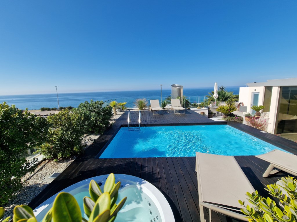 apartamento com enormes terraços e piscina privada em frente ao mar.