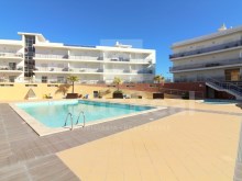 出售的公寓，有两间卧室，海景，插入带游泳池的门控社区，位于阿尔布费拉市中心