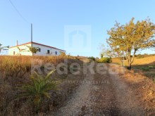 Moradia Térrea com 3 quartos, 6 hectares de terreno, barragem e 2 poços em S. Marcos da Serra, Algarve Portugal.
