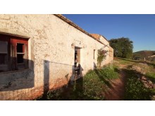 Ruin to recover with 217m2 in rural area with good view and 3840m2 land near Paderne in Albufeira