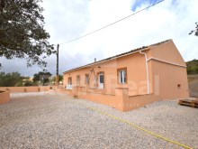 House with 3 bedrooms, one floor, renovated with land of 13120m near S. Bartolomeu de Messines 30km from the beautiful beaches in the Algarve.