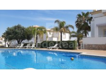 Excellent T2 in gated comdomium with swimming pool, garage, tennis court and gardens at 2km from the beach in Albufeira