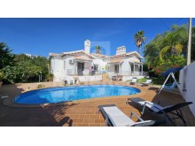 Villa with swimming pool, garden and large garage on a plot of 1550m2 in Boliqueime, Loulé 8km from the beach.