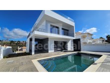Contemporary villa with 4 bedrooms, large garage and swimming pool with sea views in Sesmarias.