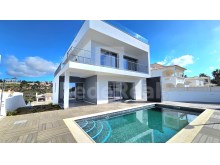 Contemporary villa with 4 bedrooms, large garage and swimming pool with sea views in Sesmarias.