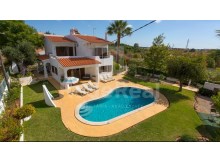 4 bedroom villa for sale in a quiet area about 5 minutes from the city centre of Albufeira
