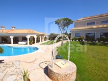 Villa for sale in Quarteira