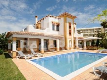 Villa con arquitectura de inspiración árabe, jardín y piscina a 200 metros de la playa. para la venta en Albufeira en el Algarve