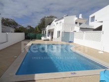 Para casa unifamiliar en venta con 6 dormitórios, piscina, trastero y jardín junto a la playa en Albufeira.