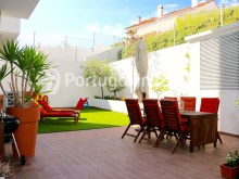 Vende fabuloso e exclusivo T2 de 119 m2, com fantástico terraço de 122 m2 em Almada. Portugal Investe%2/21