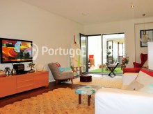 Vende fabuloso e exclusivo T2 de 119 m2, com fantástico terraço de 122 m2 em Almada. Sala - Portugal Investe%3/21