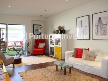 Vende fabuloso e exclusivo T2 de 119 m2, com fantástico terraço de 122 m2 em Almada. Sala - Portugal Investe%4/21