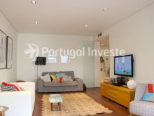 Vende fabuloso e exclusivo T2 de 119 m2, com fantástico terraço de 122 m2 em Almada. Sala - Portugal Investe%6/21