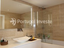 Vende fabuloso e exclusivo T2 de 119 m2, com fantástico terraço de 122 m2 em Almada. WC 2 - Portugal Investe%13/21