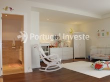Vende fabuloso e exclusivo T2 de 119 m2, com fantástico terraço de 122 m2 em Almada. Suite - Portugal Investe%16/21
