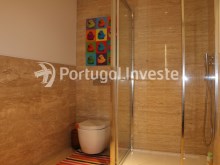 Vende fabuloso e exclusivo T2 de 119 m2, com fantástico terraço de 122 m2 em Almada. WC Suite - Portugal Investe%18/21