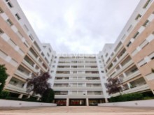 T4 mit 159m2, Wohnzimmer 30m2, Balkon und Garage neben dem Viertel Graça | 4 Zimmer | 2WC