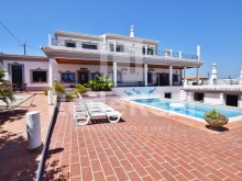 Detached villa with pool and sea view, located near Loulé.