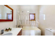House-in-Samora-Correia-bathroom-house%14/36