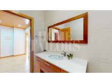 House-in-Samora-Correia-bathroom-house%15/36