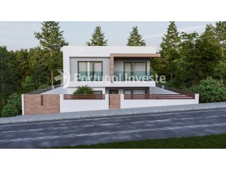 Detached T4 house with 3 suites with large basement in the center of Charneca de Caparica | 4 Спальни | 5WC