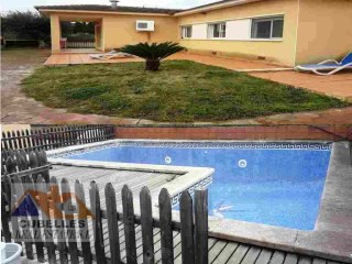 House, Detached, close to center, on one floor, 220m2, plot 900m2 flat, 4 large bedrooms, pool, garage. | 4 Bedrooms | 2WC