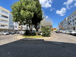 2 bedroom flat in quiet square: Ideal for housing or investment | 2 Bedrooms | 1WC