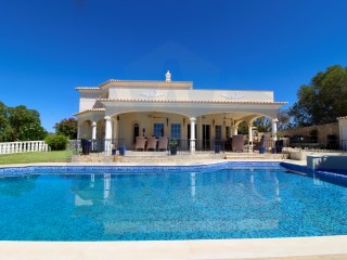 A beautiful 3-bedroom villa with swimming pool and magnificent sea view, close to Vilamoura