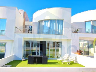 A wonderfully beautiful linked villa on the edge of the village of Fuseta, with 3 bedrooms and a large roof terrace with a magnificent view over the Ria Formosa Natural Park and the ocean.