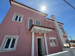 Stunning 4 bedroom villa in the prestigious Charneca da Caparica | 3 Bedrooms | 4WC