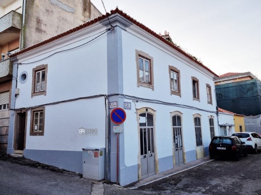2 Prédios habitacionais para venda na zona histórica da cidade de Peniche. | 