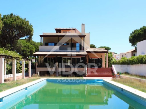 Moradia V8 de alto luxo em Vilamoura com piscina de 145m2 e zona de jardim e lazer com 2396m2 | T8 | 11WC