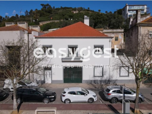 Bi-Family House with 408 m2 15 divisions in the center of Alenquer | 8 Bedrooms | 3WC