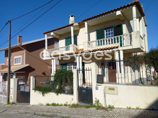 Semi-detached house of 3 floors, with patio and garage in Vale Figueira | 3 Bedrooms | 3WC