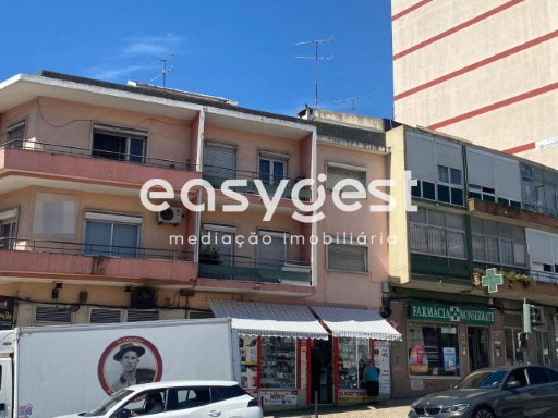 2 bedroom apartment to recover with excellent location, Odivelas | 2 Bedrooms | 1WC