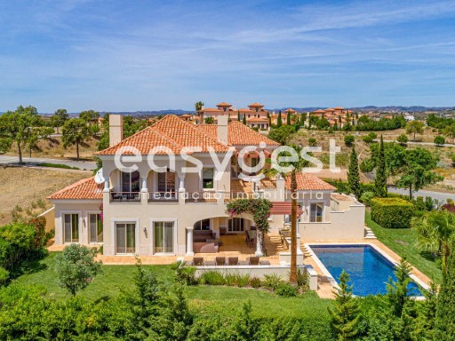 Villa with 4 bedrooms and swimming pool. In a luxury condominium. | 4 Bedrooms | 5WC