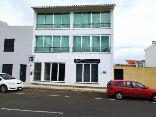 Prédio constituído por Duas lojas e três Apartamentos Praia da Vitória | 