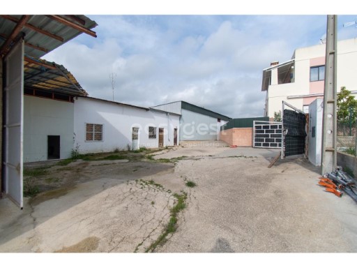 Entrepôt de 854 m2 sur terrain de 1586 m2 à Fundo - Amaro Gonçalves | 