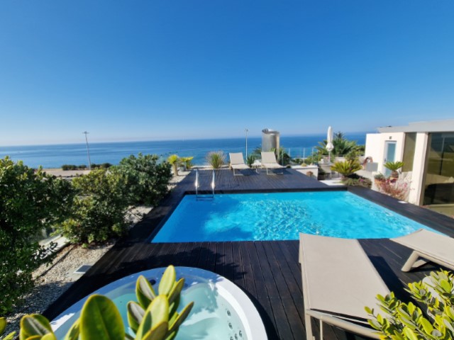 Exklusiv lägenhet med enastående havsutsikt, stora terrasser och privat pool.