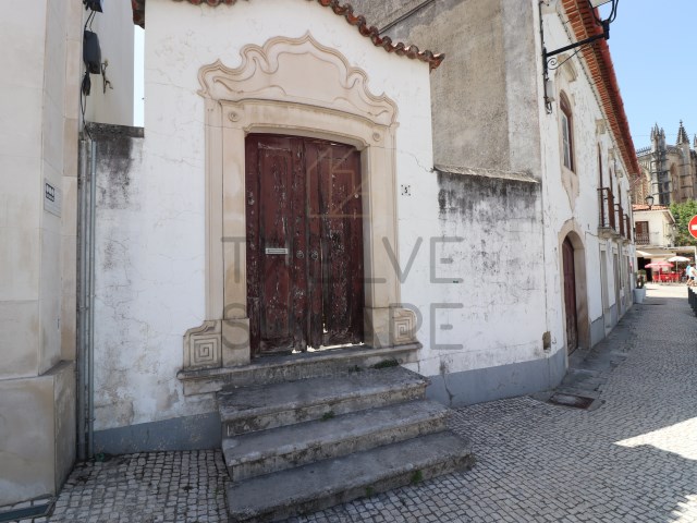 Prédio com duas moradias e uma loja no Centro da Vila da Batalha, com vistas para Mosteiro | 
