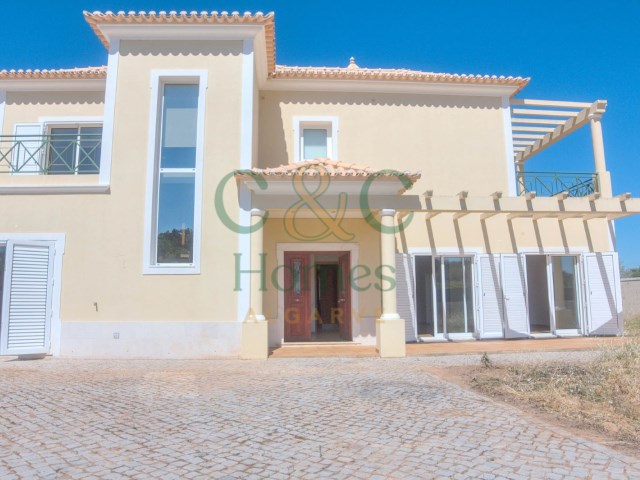 Main Photo of a 3 bedroom  House for sale