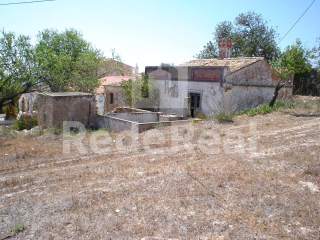 Terreno con ruina en venta con excelente acceso, Loulé, Algarve
