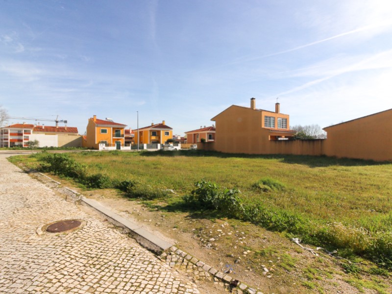 Plot of urban land in Almeirim for Construction