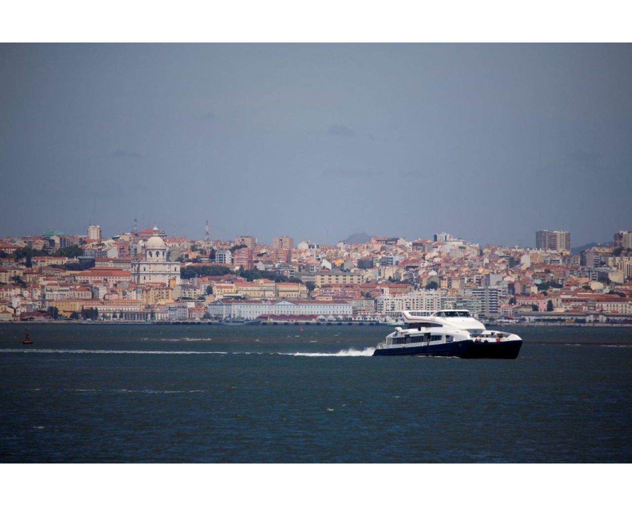 Barco mesmo à porta, leva ao centro de Lisboa, no Cais do Sodré em 15 minutos