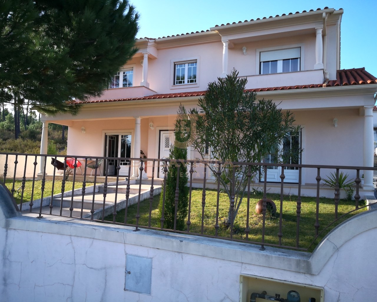 Excellent opportunity 6 bedroom villa in a residential area - near Fatima