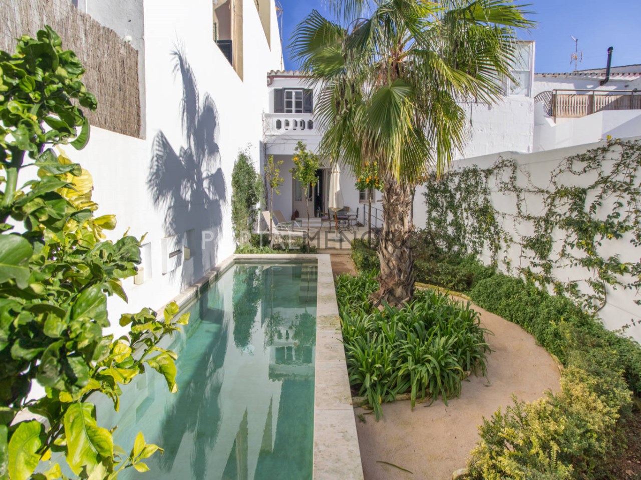 Casa con patio y piscina en venta en Sant Lluís