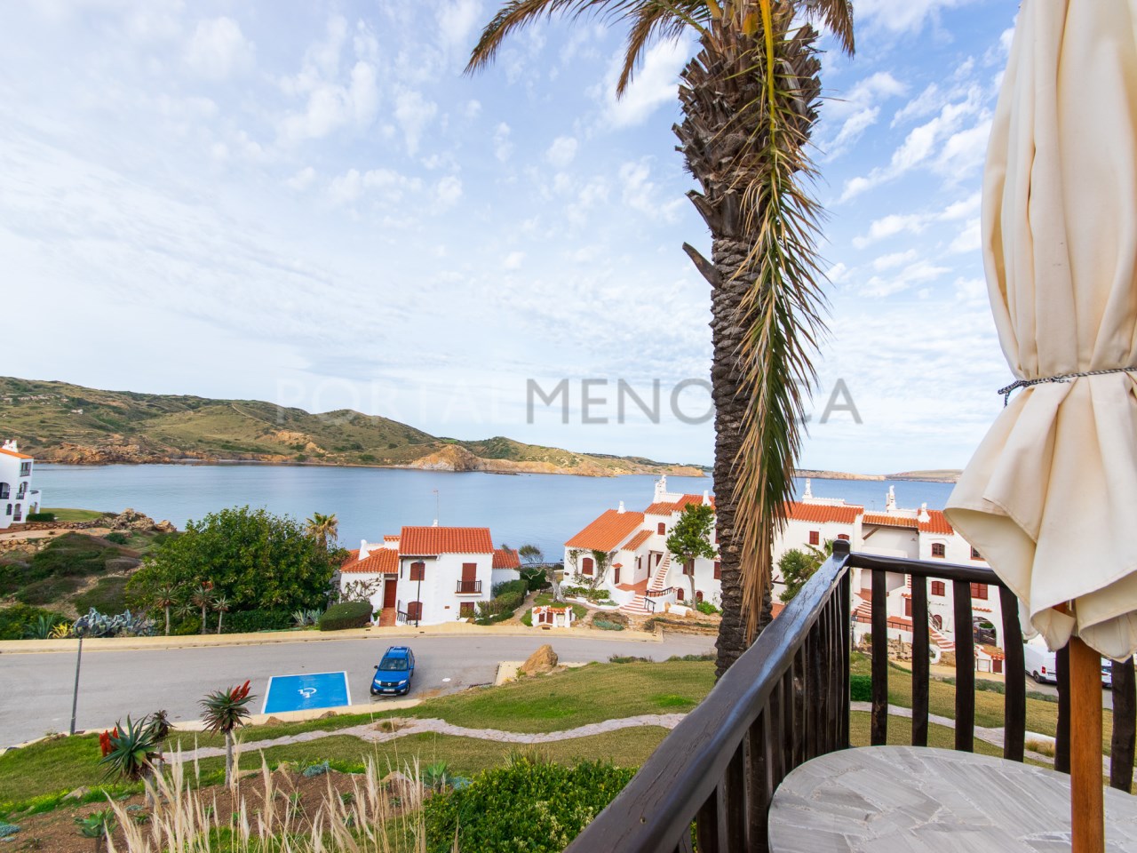 Terraza con vistas de amplio apartamento con vistas al mar y licencia turística en Playas de Fornells