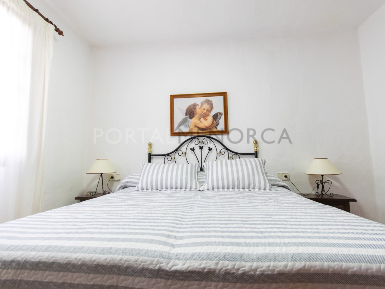 Dormitorio doble de amplio apartamento con vistas al mar y licencia turística en Playas de Fornells
