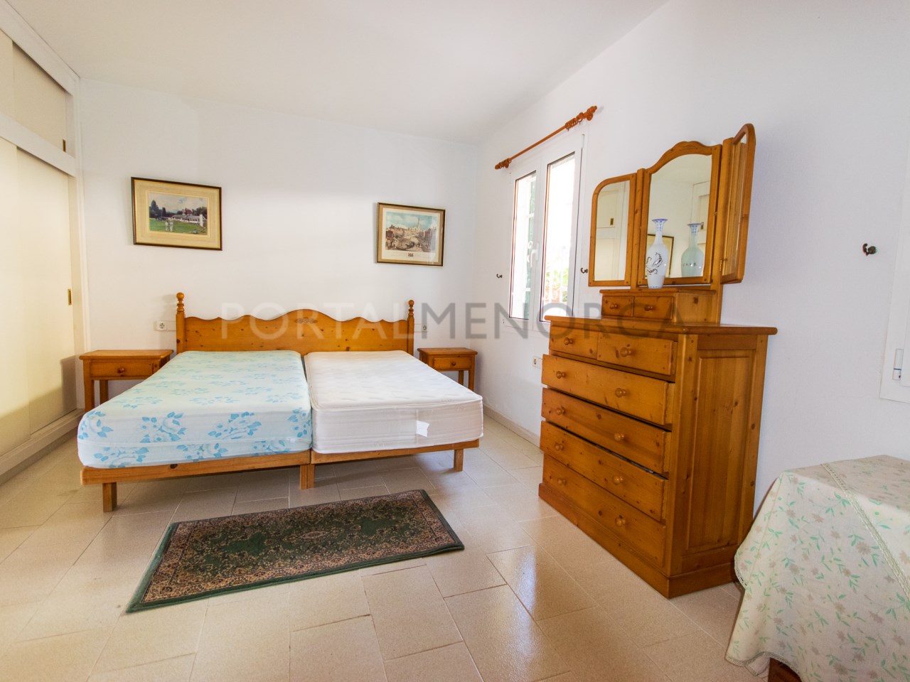 Dormitorio con baño en dúplex con buenas vistas en Cala Galdana