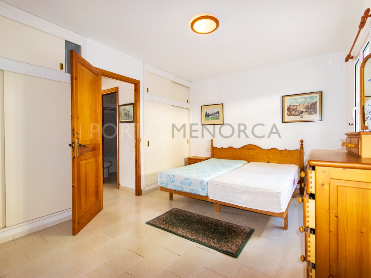 Dormitorio con baño en dúplex con buenas vistas en Cala Galdana